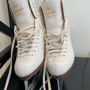 Jackson Ultima -Artiste w/ Mark IV blade-Classic White Ice Skates